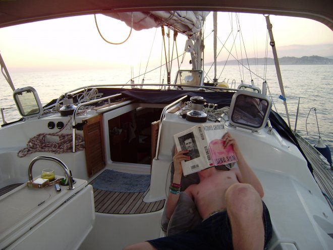 Bas leest in de typische Zijlstra-houding, terwijl we tegen zonsondergang Licata aanlopen