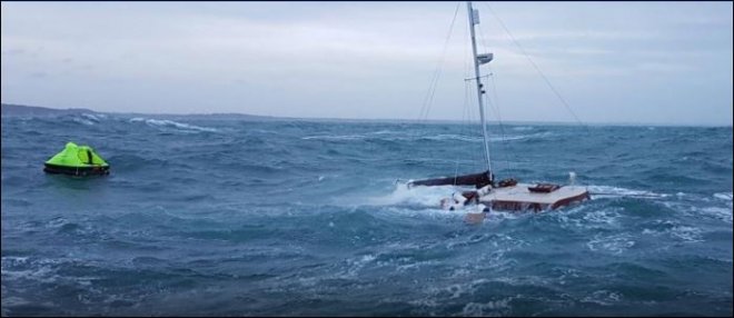 Het jacht Tabitha zinkt in Het Kanaal bij Dieppe (Foto Préfecture Maritime)