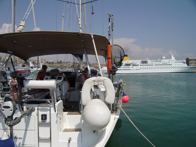 Dulce aan het steigertje van de Club Nautico in Porto Empedocle. Op de achtergrond een cruiseschip