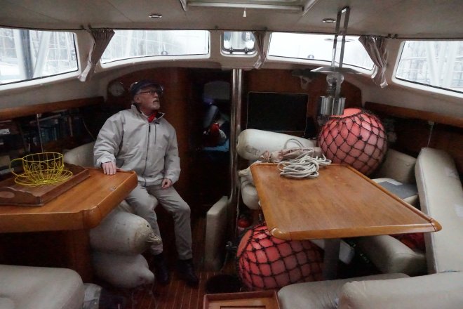 Het is kil en onbehaaglijk aan boord.