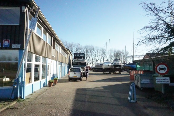 De inrit van Jachtwerf Rexwinkel in Numansdorp.