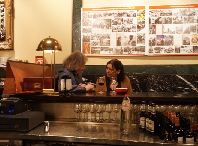 Fantasy-auteur Ewout en de kunsthistorica aan de bar van de kunstenaarssociëteit Arti & Amicitia in Amsterdam.