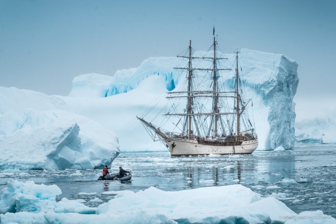 De Bark Europa in Antarctica.