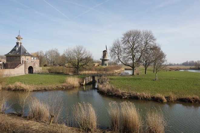 De uiterwaard bij het Dalempoortje. Stellingmolen De Hoop is in bedrijf (foto van gisteren)