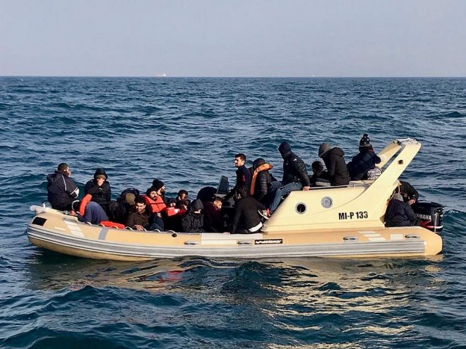 Het bootje met migranten dat bij Dover in Het Kanaal werd aangetroffen (foto: AFP/Getty Images)