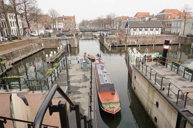 De narrow boat verlaat de Lingehaven.