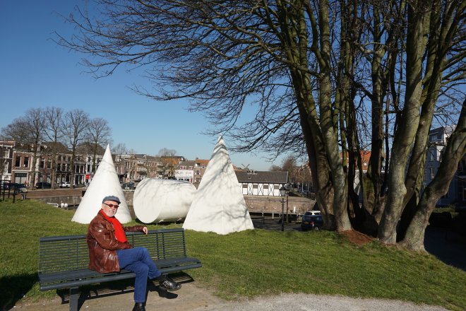In de zon op de Altenawal, voor de geometrische beelden van Winiarski.