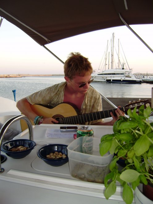 Bas werkt aan een nieuwe compositie