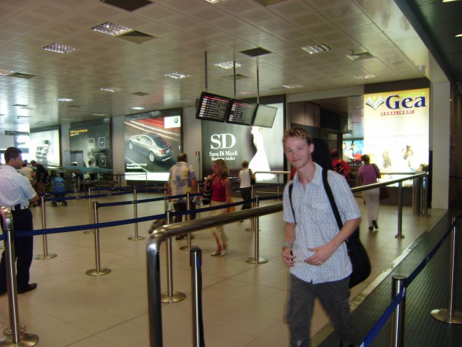 Bas loopt naar de veiligheidscontrôle op het vliegveld van Palermo