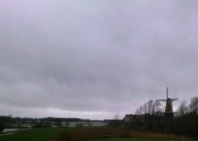 De stadswal en de rivier vanmorgen, gezien van de dijk naar Dalem.