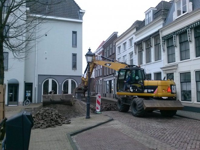 Werklieden beginnen vanmorgen aan de herindeling en herstrating van onze straat.