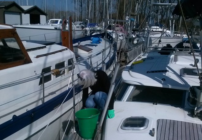 Schoonmaken van het teakdek.