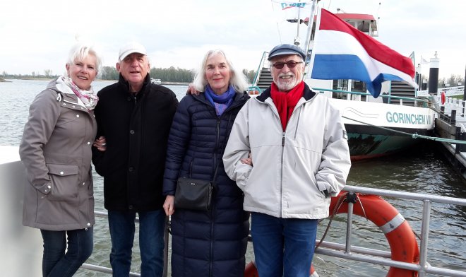Wachten op het vertrek van de watertaxi aan Buiten de Waterpoort, Gorcum