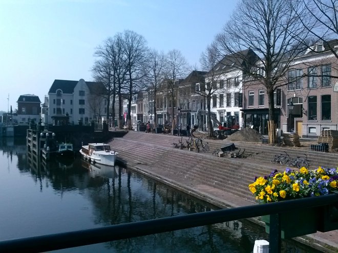 Fot vanaf de Peterbrug van de stratenmakers op het Eind. Links de sluis met ons huis.