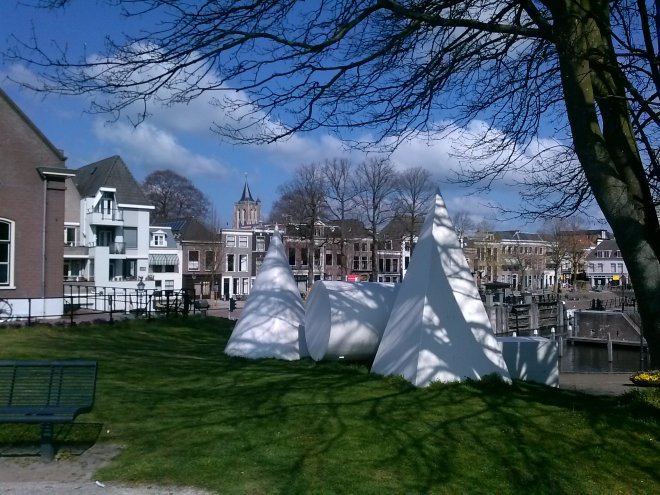 Foto vanaf de Altenawal met de geometrische beelden van Winiarski. Links ervan de toren van de Grote Kerk en ons huis.