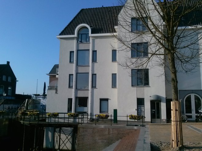 Ons huis vanochtend in de zon.