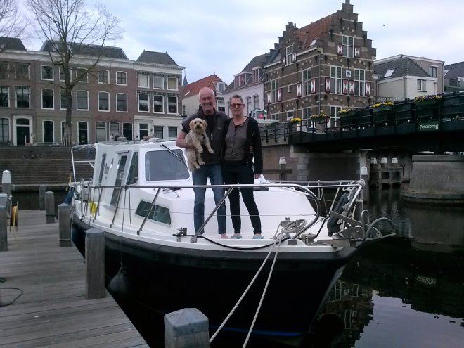 Nanning & Miranda met hondje Tommy op hun boot 