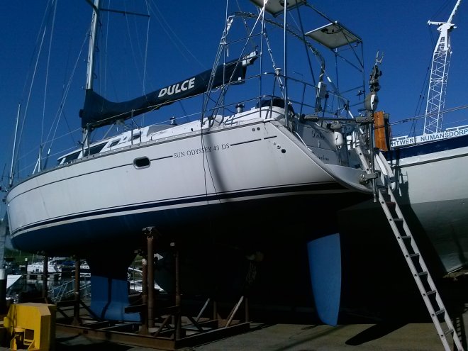 Dulce op de wal in Numansdorp. Een aantal boten rond ons zijn al te water.