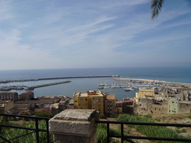 De haven van Sciacca, vanaf het Piazza Scandaliato. Dulce ligt in het midden, boven het gele gebouw, aan de kop van de steiger van de Lega Navale
