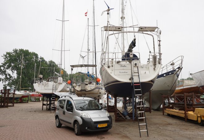 Op de werf in Nuamnsdorp is Dulce een stukje naar achter geschoven, zodat de poetsers bij het vrijboord kunnen.
