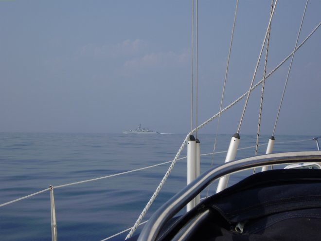 Een Russisch marinevaartuig monitort de doorvaart in de Straat van Sicilie