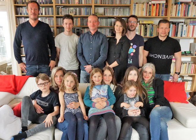 De groepsfoto. Vlnr (bovenste rij) Pijke, Jordin, Jeff, Loïs, Rommert, Michel (onderste rij) Thijs, Floor, Lisa, Vajèn, Tessa, Lina-Mae, Esri en Barbara.