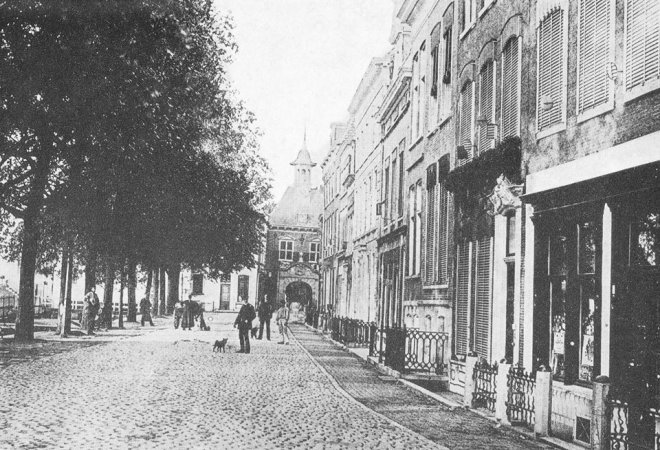 Het Eind circa 1890, met de Waterpoort in de verte..