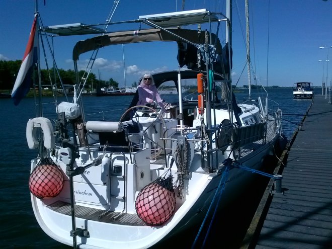 We overnachten aan het noordelijk remmingwerk van de Volkeraksluis.