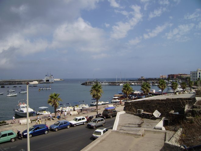 De haven van Pantelleria. Dulce is het hoogste mastje, iets rechts van het midden tegen de kademuur