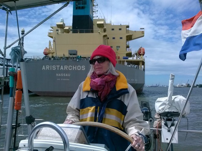 Nieuwe Waterweg. We passeren een afgemeerd zeeschip.