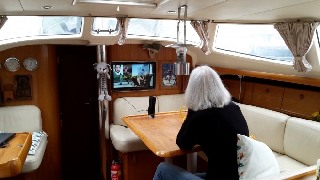 Buiten is het koud. Een rustige dag in de kajuit.