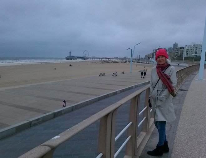 Kleumen op de Scheveningse boulevard.