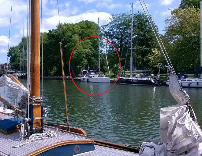 Dulce (rode cirkel) in de Binnenhaven van Hoorn.