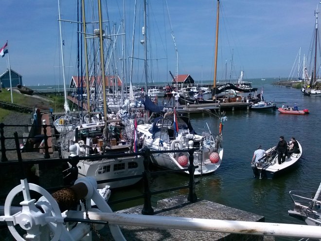 Dulce in het stadshaventje van Hindeloopen bij het sluisje.