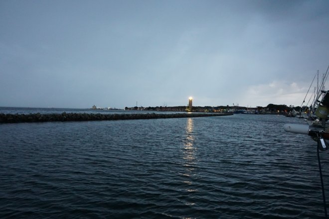 Zicht op de Brandaris vanaf de steiger. Nog geen minuut later barst een onweer los.