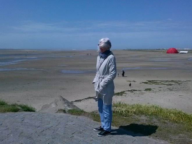 Harde wind bij de Noordvaarder. De tent rechts is een van de lokaties voor Oerol.