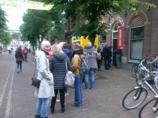Anna in de rij voor het Dorpshuis op West-Terschelling voor een Oerol-polsbandje.