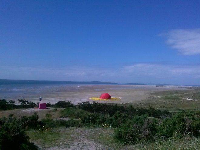 Uitzicht vanaf het Seinpaalduin bij Camera Batavia. Links een project van Theun Mosk, rechts de rode koepel van het NUT.