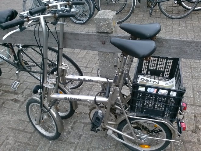 Onze vouwfietsjes tussen de honderden fietsen bij het kantoor van de jachthaven.