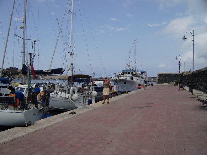 Dulce aan de kade in de Porto Vecchio, Pantelleria. Rechts achterin de boot van de Griekse sponzenvissers