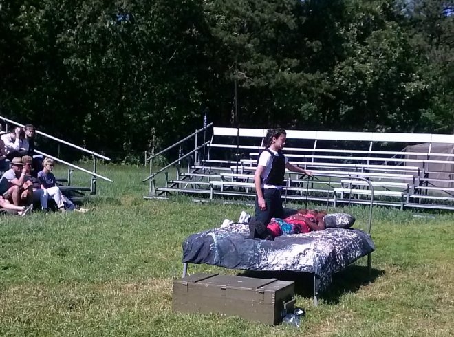 Toneelgroep Karina Kroft op Oerol. Othello kust de dode Desdemona voor hij zich in zijn zwaard stort.