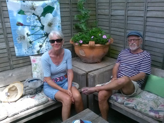 In de schaduw op het terras van 