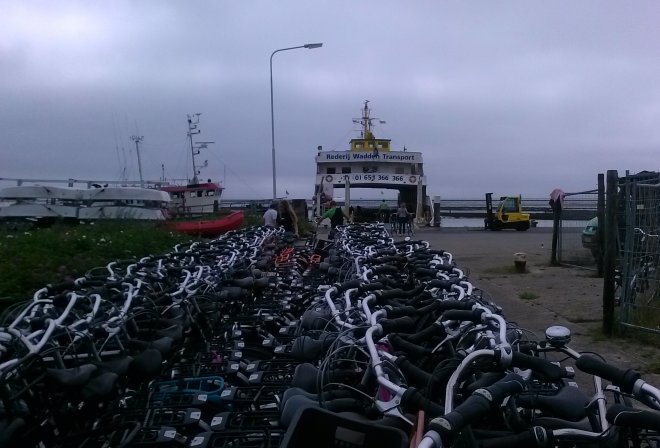 Na Oerol brengt men duizenden huurfietsen terug naar het vasteland.