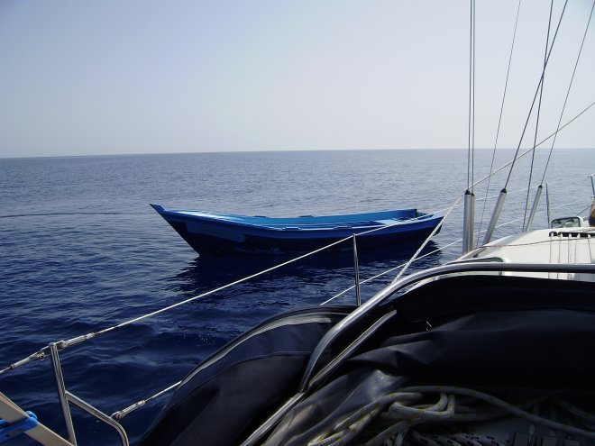 Midden op zee, onderweg naar Lampedusa, treffen we een lege Arabische boot aan