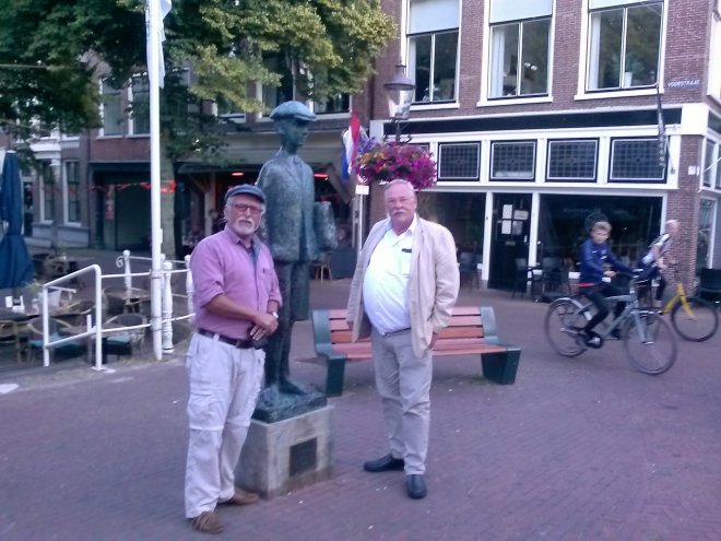 Met Paul A. gisteravond bij het beeldje van Anton Wachter op de Voorstraat in Harlingen.