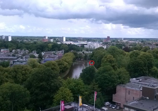 Uitzicht in oostelijke richting vanaf de Oldehove. In de rode cirkel ligt in de Noordersingel onze Dulce.