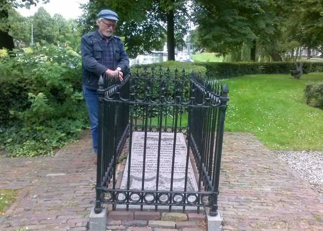 Het (tweede) graf van Dirk Rafaelsz. Camphuysen op de Kollumer Dwinger in Dokkum.
