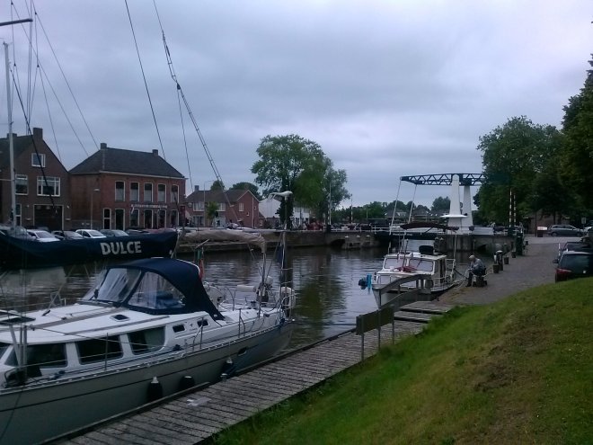 Dulce bij de Woudpoortbrug in Dokkum.
