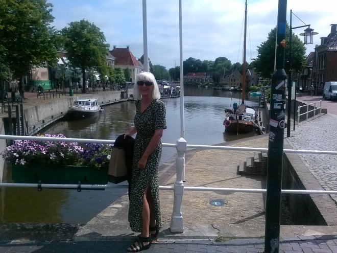 Anna op de brug over het Dokkumer Grootdiep.