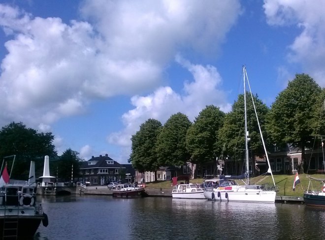 Dokkum. Dulce vandaag bij de Woudpoortbrug (links).